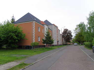 kleines Bild - Brüder-Lang-Straße 11-13-15</strong> in Bitterfeld hat 16 Wohnungen, 1 + 2 RWE, 33 - 52 m<sup>2</sup>, Fernwärme, Stellplätze möglich. Nebengelass in Verbinderbauten bzw. Dachgeschoss. Viel Grün und Gartennutzung möglich. Mehrere Garagenkomplexe im Wohngebiet vorhanden.