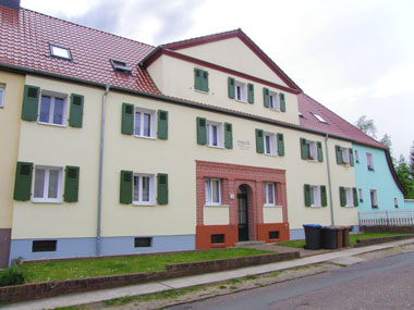 kleines Bild - Brüder-Lang-Straße 7 in Bitterfeld hat 6 Wohnungen, 1 - 3 RWE, 37 - 64 m<sup>2</sup>, Fernwärme, Nebengelass im Garten, Garage möglich. Dachgeschoss. Viel Grün und Gartennutzung möglich. Mehrere Garagenkomplexe im Wohngebiet vorhanden.