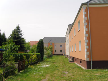 kleines Bild - Garten Brüder-Lang-Straße 12-14 in Bitterfeld hat 20 Wohnungen, 1 - 3 RWE, 32 - 59 m<sup>2</sup>, Fernwärme, Stellplätze möglich. Nebengelass in Verbinderbauten bzw. Dachgeschoss. Viel Grün und Gartennutzung möglich. Mehrere Garagenkomplexe im Wohngebiet vorhanden.