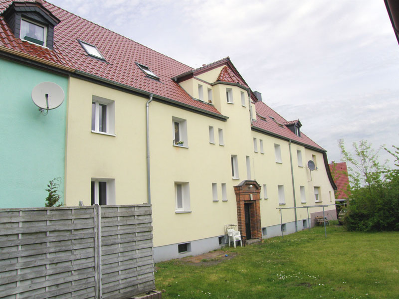 kleines Bild - Hof Brüder-Lang-Straße 7 in Bitterfeld hat 6 Wohnungen, 1 - 3 RWE, 37 - 64 m<sup>2</sup>, Fernwärme, Nebengelass im Garten, Garage möglich. Dachgeschoss. Viel Grün und Gartennutzung möglich. Mehrere Garagenkomplexe im Wohngebiet vorhanden.