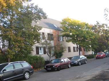 kleines Bild - Fassade Brüder-Lang-Straße 12-14 in Bitterfeld hat 10 Wohnungen, 1 + 2 RWE, 34 - 44 m<sup>2</sup>, Fernwärme, Stellplatz oder Garage möglich. Nebengelass in Verbinderbauten bzw. Dachgeschoss. Viel Grün und Gartennutzung möglich. Mehrere Garagenkomplexe im Wohngebiet vorhanden.