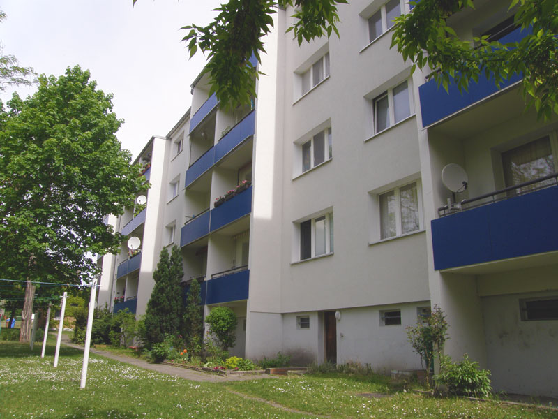 kleines Bild - Fassade Ernst-Borsbach-Straße 16-17-18 in Bitterfeld, hat 24 Wohnungen, 2 - 4 RWE, 44 - 75 m<sup>2</sup>, Fernwärme, alle WE mit Balkon Süd- bzw. Westseite. PKW-Stellplätze vorhanden. Viel Grün und Gartennutzung möglich. Mehrere Garagenkomplexe im Wohngebiet vorhanden.