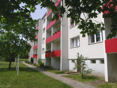 kleines Bild - Fassade Ernst-Borsbach-Straße 19-20-21 in Bitterfeld, hat 24 Wohnungen, 2 - 4 RWE, 44 - 75 m<sup>2</sup>, Fernwärme, alle WE mit Balkon Süd- bzw. Westseite. PKW-Stellplätze vorhanden. Viel Grün und Gartennutzung möglich. Mehrere Garagenkomplexe im Wohngebiet vorhanden.