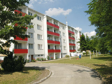 kleines Bild - Ernst-Borsbach-Straße 19-20-21 in Bitterfeld, hat 24 Wohnungen, 2 - 4 RWE, 44 - 75 m<sup>2</sup>, Fernwärme, alle WE mit Balkon Süd- bzw. Westseite. PKW-Stellplätze vorhanden. Viel Grün und Gartennutzung möglich. Mehrere Garagenkomplexe im Wohngebiet vorhanden.