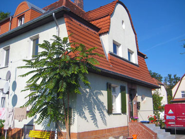 kleines Bild - Fassade Ignatz-Stroof-Straße 3-4 in Bitterfeld hat 4 Wohnungen, 3 RWE, 80 - 120 m<sup>2</sup>, Fernwärme, Stellplatz oder Garage möglich. Nebengelass im Dachgeschoss. Viel Grün und Gartennutzung möglich. Mehrere Garagenkomplexe im Wohngebiet vorhanden.