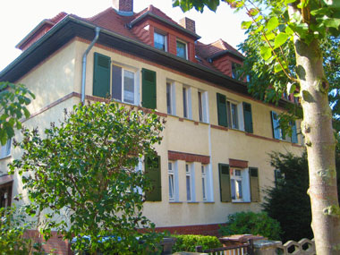 kleines Bild - Garten Ignatz-Stroof-Straße 1-2 in Bitterfeld hat 4 Wohnungen, 3 RWE, ca. 75 m<sup>2</sup>, Fernwärme, Garage möglich. Nebengelass im Dachgeschoss. Viel Grün und Gartennutzung möglich. Mehrere Garagenkomplexe im Wohngebiet vorhanden.