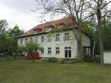 kleines Bild - Garten Ignatz-Stroof-Straße 16-17 in Bitterfeld hat 18 Wohnungen, 1 RWE, Fernwärme, betreutes Wohnen mit viel Grünfläche. Viel Grün und Gartennutzung möglich. Mehrere Garagenkomplexe im Wohngebiet vorhanden.