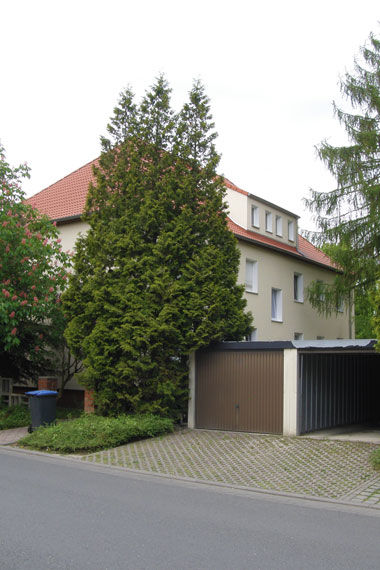 kleines Bild - Hof Ignatz-Stroof-Straße 19 in Bitterfeld hat 4 Wohnungen, 2 - 4 RWE, 60 - 89 m<sup>2</sup>, Fernwärme, Stellplatz oder Garage möglich. Nebengelass im Dachgeschoss. Viel Grün und Gartennutzung möglich. Mehrere Garagenkomplexe im Wohngebiet vorhanden.