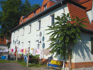 kleines Bild - Hof Ignatz-Stroof-Straße 3-4 in Bitterfeld hat 4 Wohnungen, 3 RWE, 80 - 120 m<sup>2</sup>, Fernwärme, Stellplatz oder Garage möglich. Nebengelass im Dachgeschoss. Viel Grün und Gartennutzung möglich. Mehrere Garagenkomplexe im Wohngebiet vorhanden.