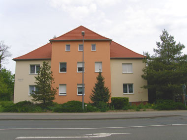 kleines Bild - Ignatz-Stroof-Straße 19 in Bitterfeld hat 4 Wohnungen, 2 - 4 RWE, 60 - 89 m<sup>2</sup>, Fernwärme, Stellplatz oder Garage möglich. Nebengelass im Dachgeschoss. Viel Grün und Gartennutzung möglich. Mehrere Garagenkomplexe im Wohngebiet vorhanden.