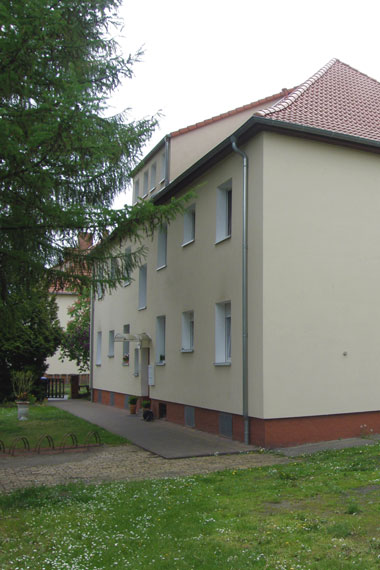 kleines Bild - Straße Ignatz-Stroof-Straße 19 in Bitterfeld hat 4 Wohnungen, 2 - 4 RWE, 60 - 89 m<sup>2</sup>, Fernwärme, Stellplatz oder Garage möglich. Nebengelass im Dachgeschoss. Viel Grün und Gartennutzung möglich. Mehrere Garagenkomplexe im Wohngebiet vorhanden.