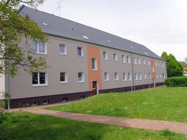 kleines Bild - Garten Kelvinstraße 2-4 in Bitterfeld hat 8 Wohnungen, 3 RWE, ca. 74 m<sup>2</sup>, mit Dachgeschoss zum Ausbau komplett erschlossen und vorbereitet; Fernwärme; Stellplatz oder Garage möglich. Viel Grün und Gartennutzung möglich. Mehrere Garagenkomplexe im Wohngebiet vorhanden.