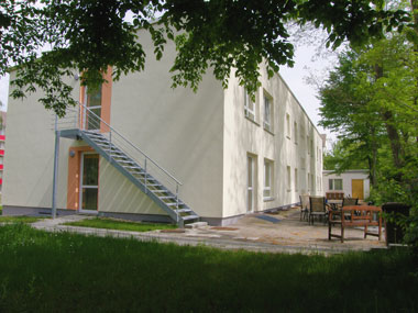 kleines Bild - Garten Leipziger-Straße 4 in Bitterfeld hat 18 Wohnungen, 1 RWE, Fernwärme, betreutes Wohnen mit viel Grünfläche. Viel Grün und Gartennutzung möglich. Mehrere Garagenkomplexe im Wohngebiet vorhanden.