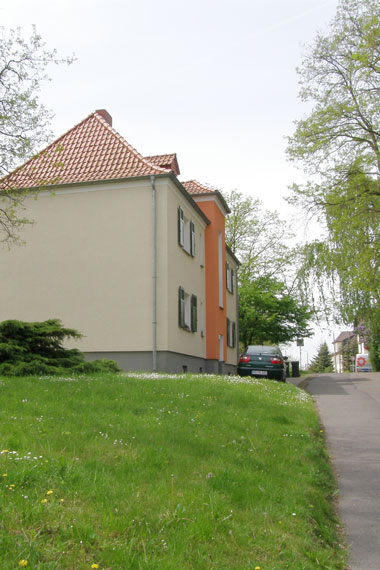 kleines Bild - Hof Kelvinstraße 7 in Bitterfeld hat 4 Wohnungen, 2 RWE, 43 m<sup>2</sup>, Fernwärme, Stellplatz oder Garage möglich. Nebengelass im Dachgeschoss. Viel Grün und Gartennutzung möglich. Mehrere Garagenkomplexe im Wohngebiet vorhanden.