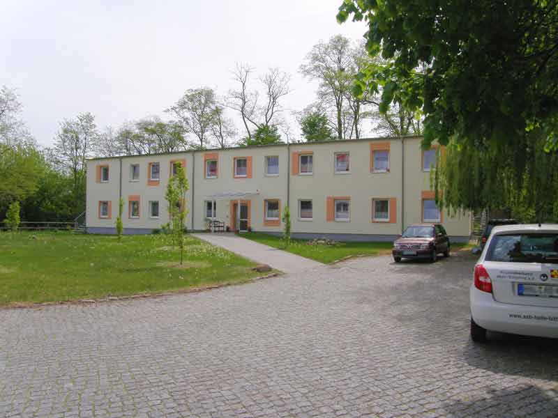 kleines Bild - Straßenansicht Leipziger-Straße 4 in Bitterfeld hat 18 Wohnungen, 1 RWE, Fernwärme, betreutes Wohnen mit viel Grünfläche. Viel Grün und Gartennutzung möglich. Mehrere Garagenkomplexe im Wohngebiet vorhanden.