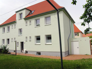 kleines Bild - Garten Robert-Bunsen-Straße 5 in Bitterfeld hat 4 Wohnungen, 2 RWE, 47 - 58 m<sup>2</sup>, Fernwärme, Stellplatz oder Garage möglich. Nebengelass im Dachgeschoss. Viel Grün und Gartennutzung möglich. Mehrere Garagenkomplexe im Wohngebiet vorhanden.