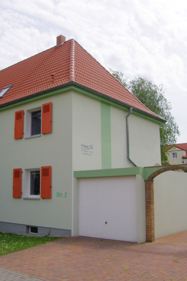 kleines Bild - Garage Robert-Bunsen-Straße 3 in Bitterfeld hat 2 Wohnungen, DHH, je 94 m<sup>2</sup>, Doppelhaus mit Garage und Garten, Fernwärme, Dachgeschoss komplett nutzbar. Viel Grün und Gartennutzung möglich. Mehrere Garagenkomplexe im Wohngebiet vorhanden.
