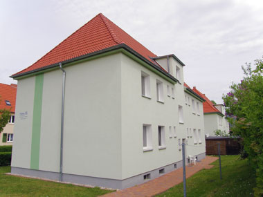kleines Bild - Hofansicht Robert-Bunsen-Straße 5 in Bitterfeld hat 4 Wohnungen, 2 RWE, 47 - 58 m<sup>2</sup>, Fernwärme, Stellplatz oder Garage möglich. Nebengelass im Dachgeschoss. Viel Grün und Gartennutzung möglich. Mehrere Garagenkomplexe im Wohngebiet vorhanden.