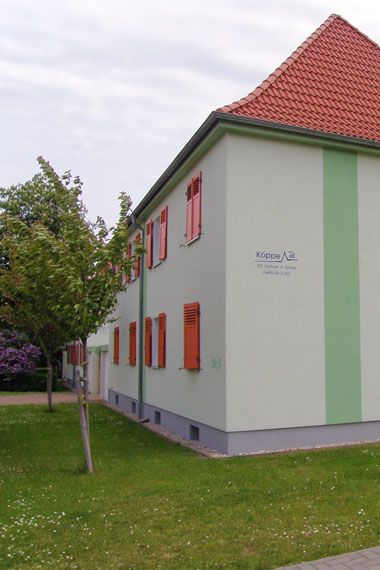 kleines Bild - Hof Robert-Bunsen-Straße 5 in Bitterfeld hat 4 Wohnungen, 2 RWE, 47 - 58 m<sup>2</sup>, Fernwärme, Stellplatz oder Garage möglich. Nebengelass im Dachgeschoss. Viel Grün und Gartennutzung möglich. Mehrere Garagenkomplexe im Wohngebiet vorhanden.