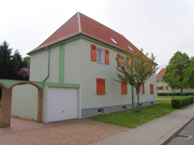 kleines Bild - Straßenansicht Robert-Bunsen-Straße 5 in Bitterfeld hat 4 Wohnungen, 2 RWE, 47 - 58 m<sup>2</sup>, Fernwärme, Stellplatz oder Garage möglich. Nebengelass im Dachgeschoss. Viel Grün und Gartennutzung möglich. Mehrere Garagenkomplexe im Wohngebiet vorhanden.