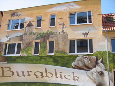 kleines Bild - Burgblick Fassadenmalerei Burgstraße 53 in Halle hat 16 Wohnungen und 1 Gewerbeeinheit, 1 RWE, 18 - 31 m<sup>2</sup>, Stellplätze möglich, in Nähe universitärer Einrichtungen, Ideal für Studenten.