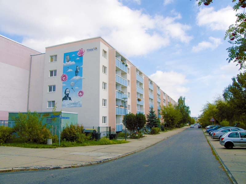 kleines Bild - Fassade Hermann-Heidel-Strasse 1-5 in Halle hat 50 Wohnungen, 2 - 3 - 4 RWE, 46 - 60 m<sup>2</sup>, Balkone Südseite, Parkplätze vorhanden, Haus 3 mit innenliegendem Fahrstuhl.