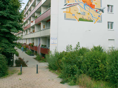 kleines Bild - Vorgarten Malvenweg 1-14 in Halle hat 140 Wohnungen, 1 - 4 RWE, sehr gute Infrastruktur im Wohngebiet, Stellplätze möglich, viel Grünfläche an und hinter dem Haus, innenliegender Fahrstuhl, 6m-Balkon Westseite, videoüberwachte Hauseingänge.