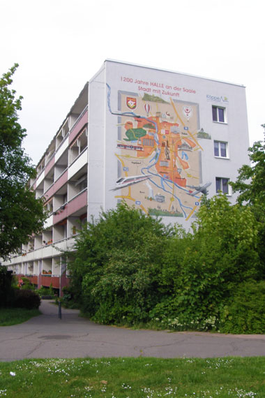 kleines Bild - Wandmalerei Malvenweg 1-14 in Halle hat 140 Wohnungen, 1 - 4 RWE, sehr gute Infrastruktur im Wohngebiet, Stellplätze möglich, viel Grünfläche an und hinter dem Haus, innenliegender Fahrstuhl, 6m-Balkon Westseite, videoüberwachte Hauseingänge.